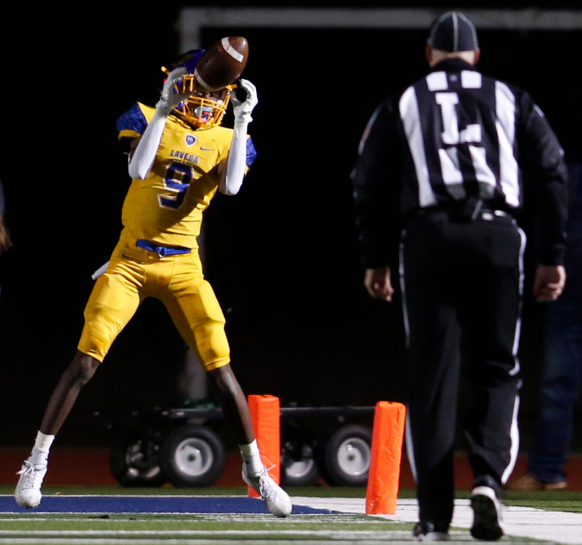 Waco La Vega receiver Stephon Nickerson (9) eyes in a reception which set up a second...
