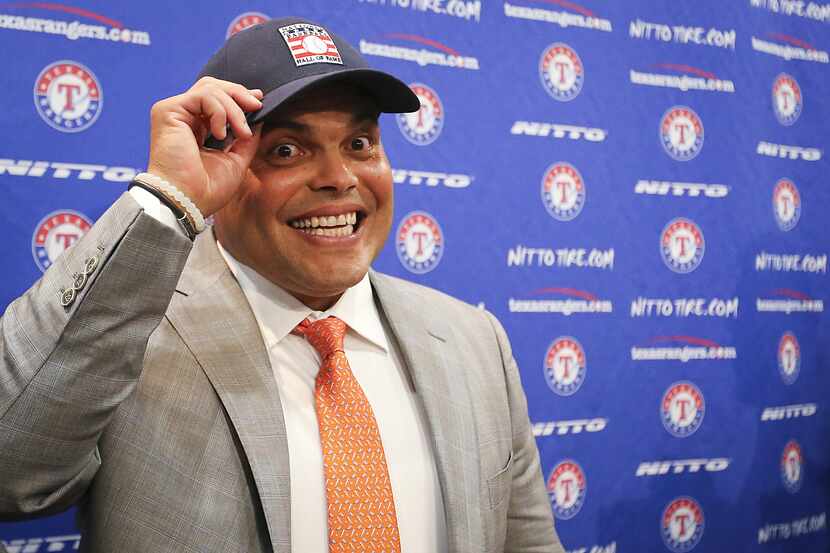 El ex cátcher de los Texas Rangers, Ivan “Pudge” Rodríguez, se exhibe con una gorra del...