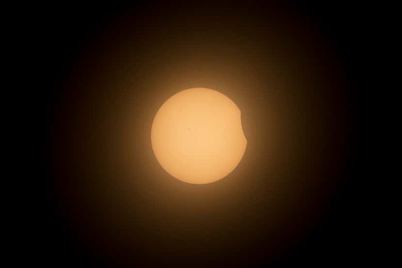Así comenzó a verse el eclipse esta mañana de lunes en Mazatlán, México.