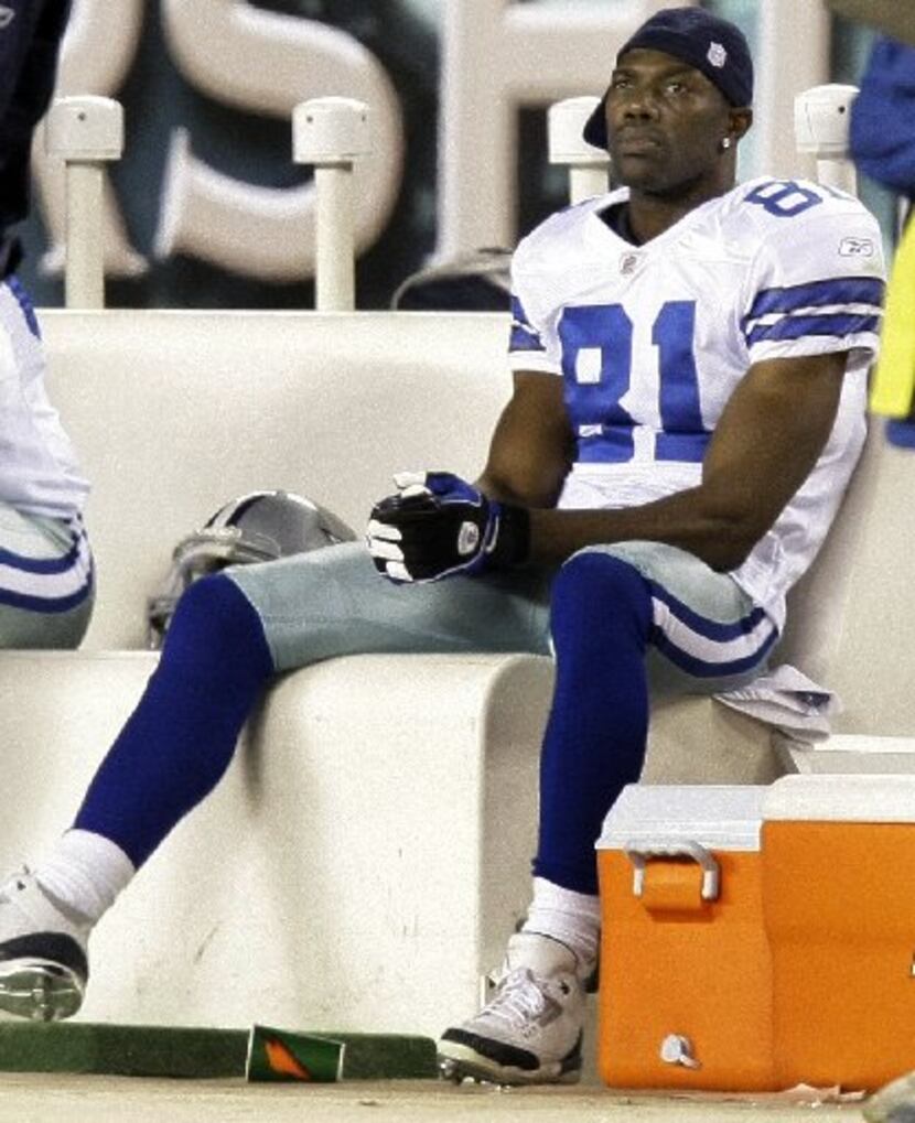 ORG XMIT: *S0425244527* Dallas WR Terrell Owens watches the action in the Eagles' 44-6 win...