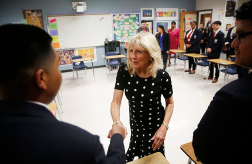 Jill Biden, ex segunda dama, saluda a Julio Hernández, miembro de la academia colegial de la...