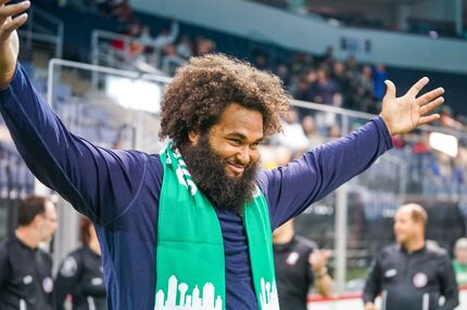 Dallas Cowboy Joe Looney enjoys the Dallas Sidekicks game.