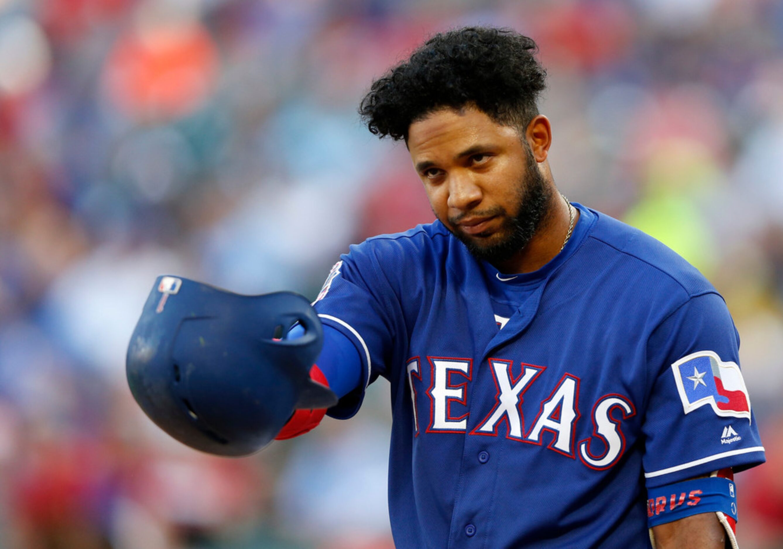 Texas Rangers shortstop Elvis Andrus (1) tips his hat to the Los Angeles Angels dugout...