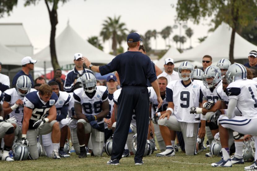 Dallas Cowboys head coach Jason Garrett talks with the team during the afternoon practice at...