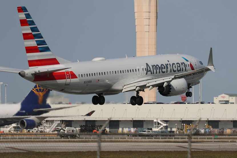 Un avión Boeing 737 Max 8 de American Airlines aterriza en el Miami International Airport....