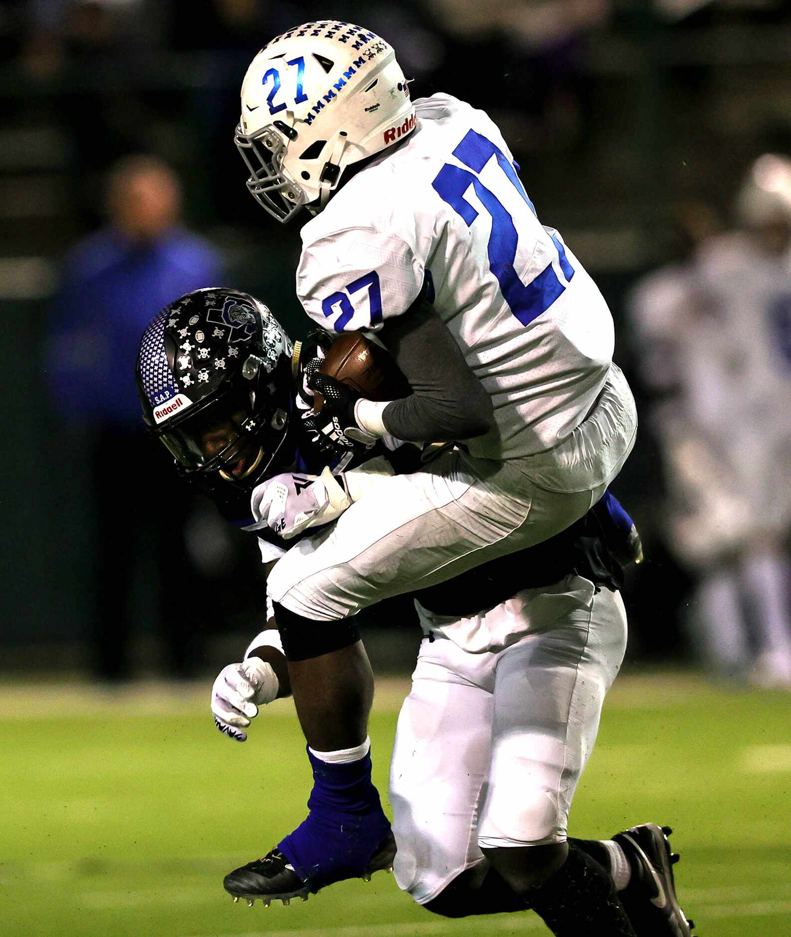 Midlothian running back Jordon Richburg (27) comes up with a reception against Mansfield...