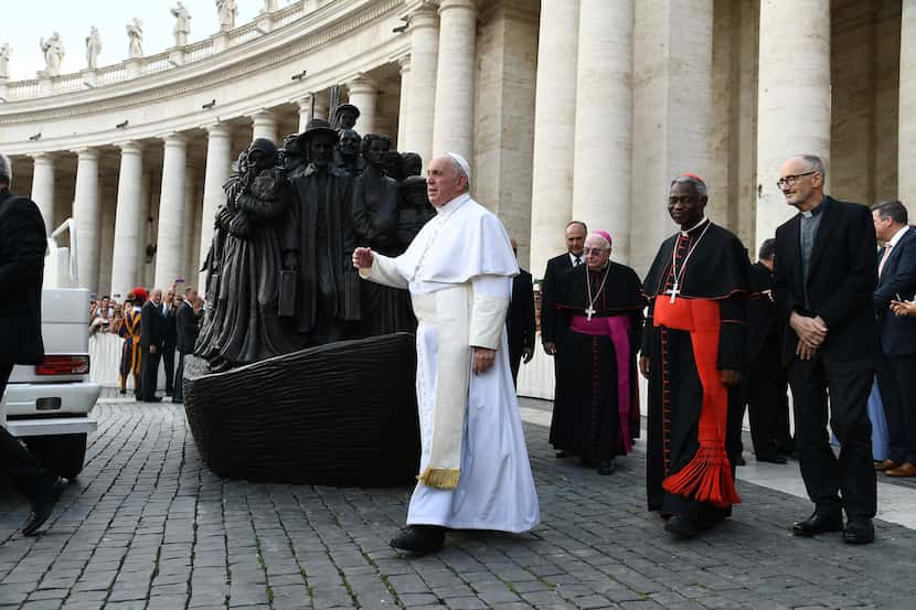 El papa Francisco presentó una escultura de bronce que muestra a migrantes en una barca del...