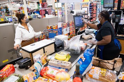 Kavoyia Anderson (der.) ayuda a Jessica Barrera con sus compras en un Kroger en Wynnewood...