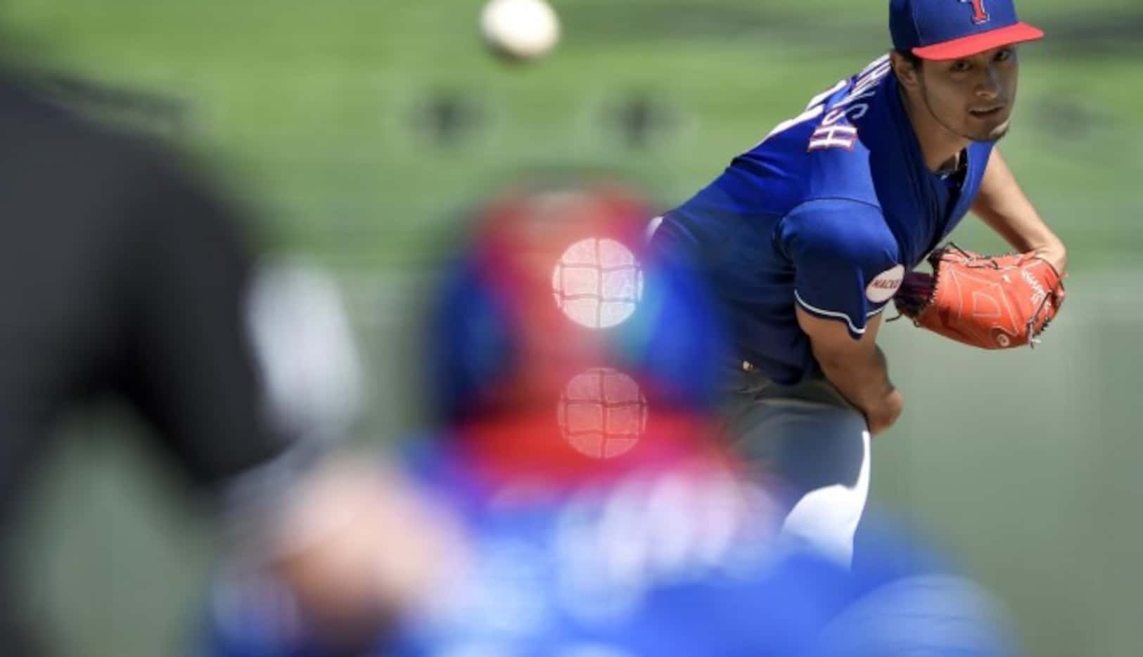 El pítcher Yu Darvish sintió una molestia en el tríceps derecho el jueves. (AP/JOHN SLEEZER)
