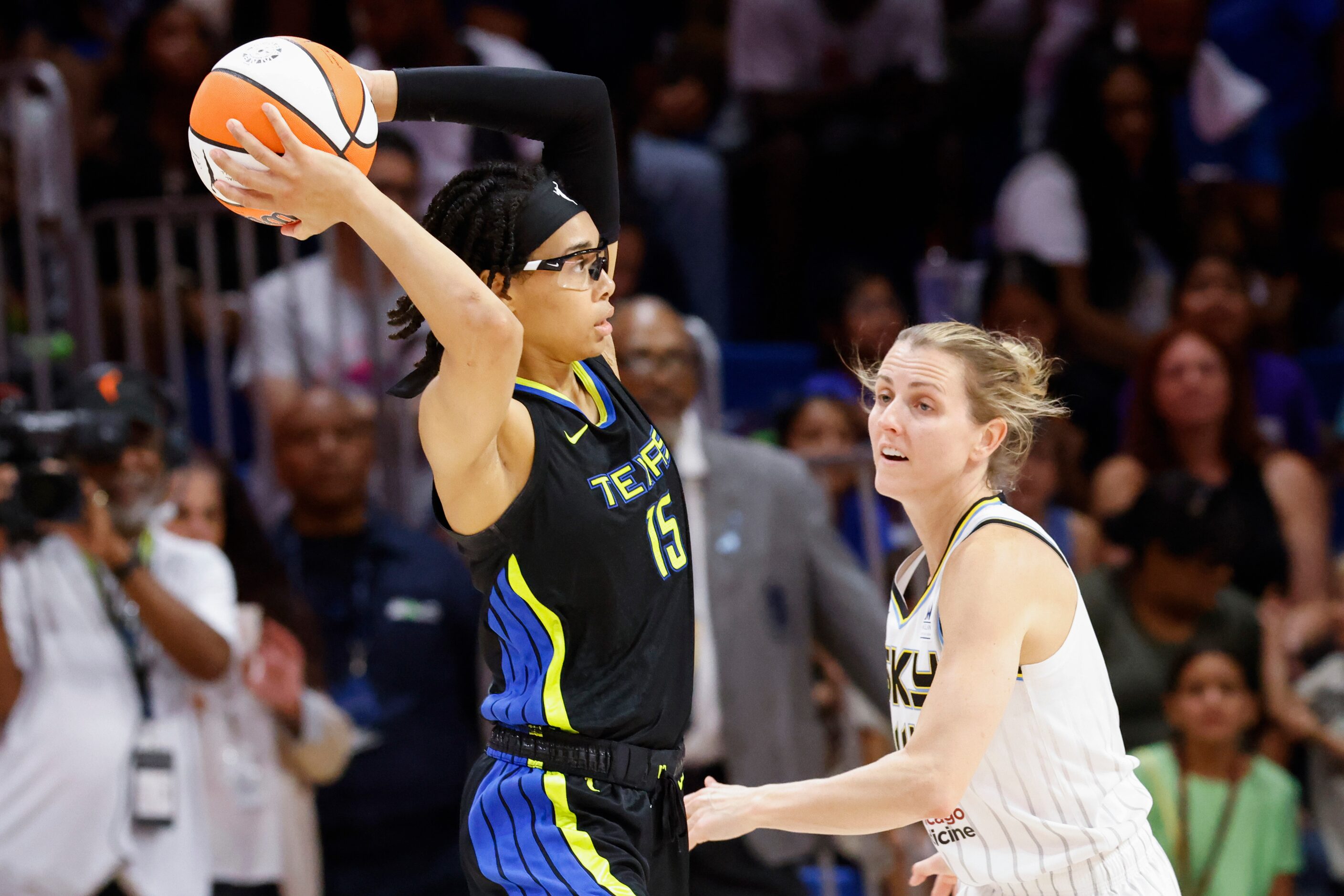 Dallas Wings guard Allisha Gray, left, looks to pass past Chicago Sky guard Allie Quigley...