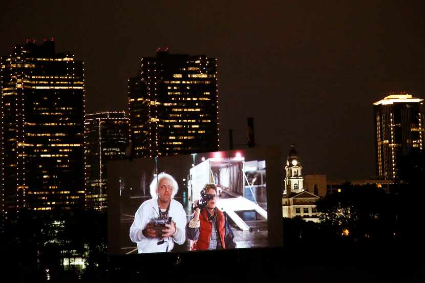 Gente ve la película "Back To The Future" en el cine Coyote Drive-In en Fort Worth en 2013....