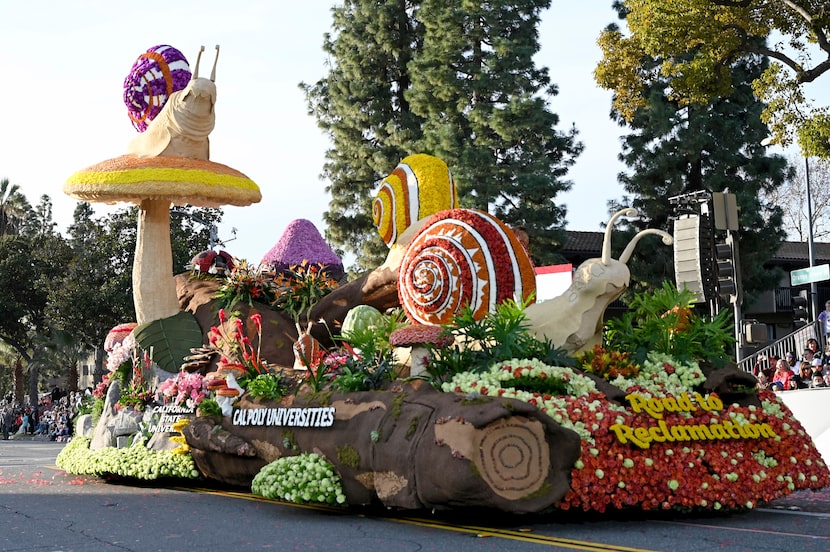 El carro alegórico de las Universidades Politécnicas de California ganador del Trofeo...