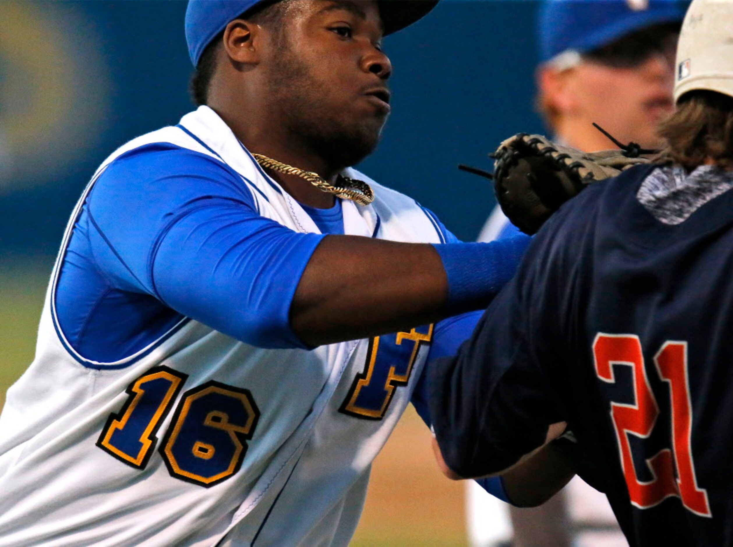 Frisco High School first baseman Cameron Allen (16) makes a tag on Frisco Wakeland High...