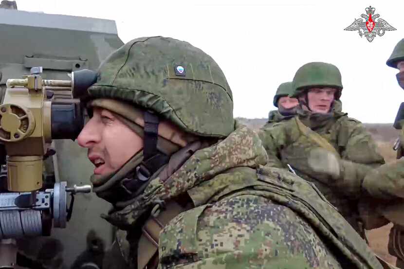 En esta foto proporcionada por el departamento de prensa del Ministerio de Defensa de Rusia,...