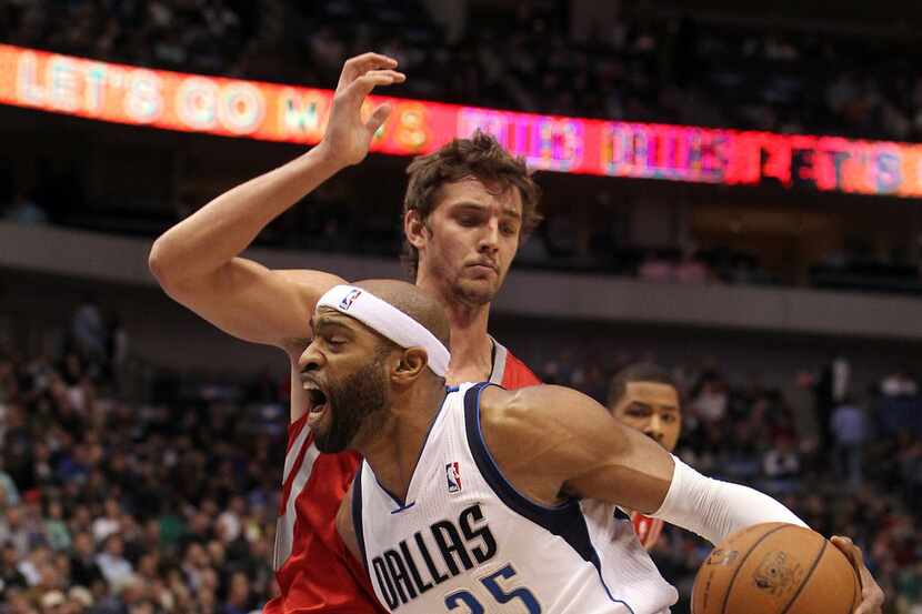 Dallas Mavericks shooting guard Vince Carter (25) drives against Houston Rockets small...