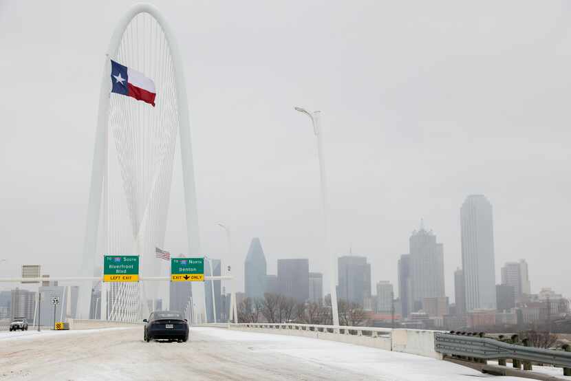 Vista del puente Margaret Hunt Hill en Dallas cubierto de nieve y de hielo el martes 31 de...