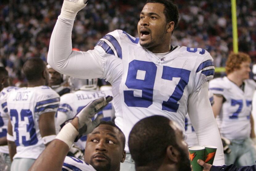 ORG XMIT: *S1920A0B5* Dallas Cowboys defensive end Jason Hatcher (97) waves to some of the...
