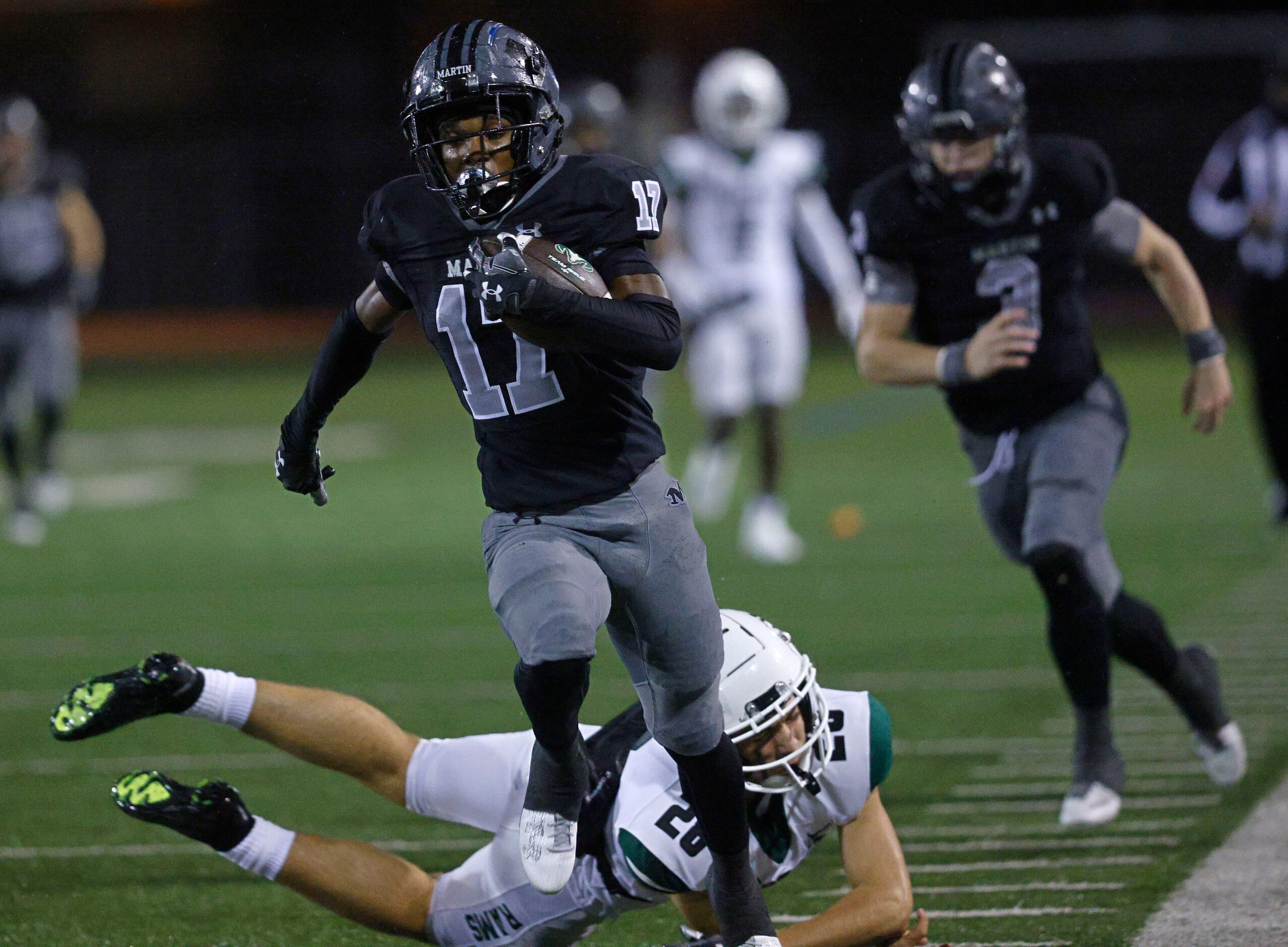 Martin's Zavien Abercrombie (17) runs into the end zone for a touchdown as Berkner's...