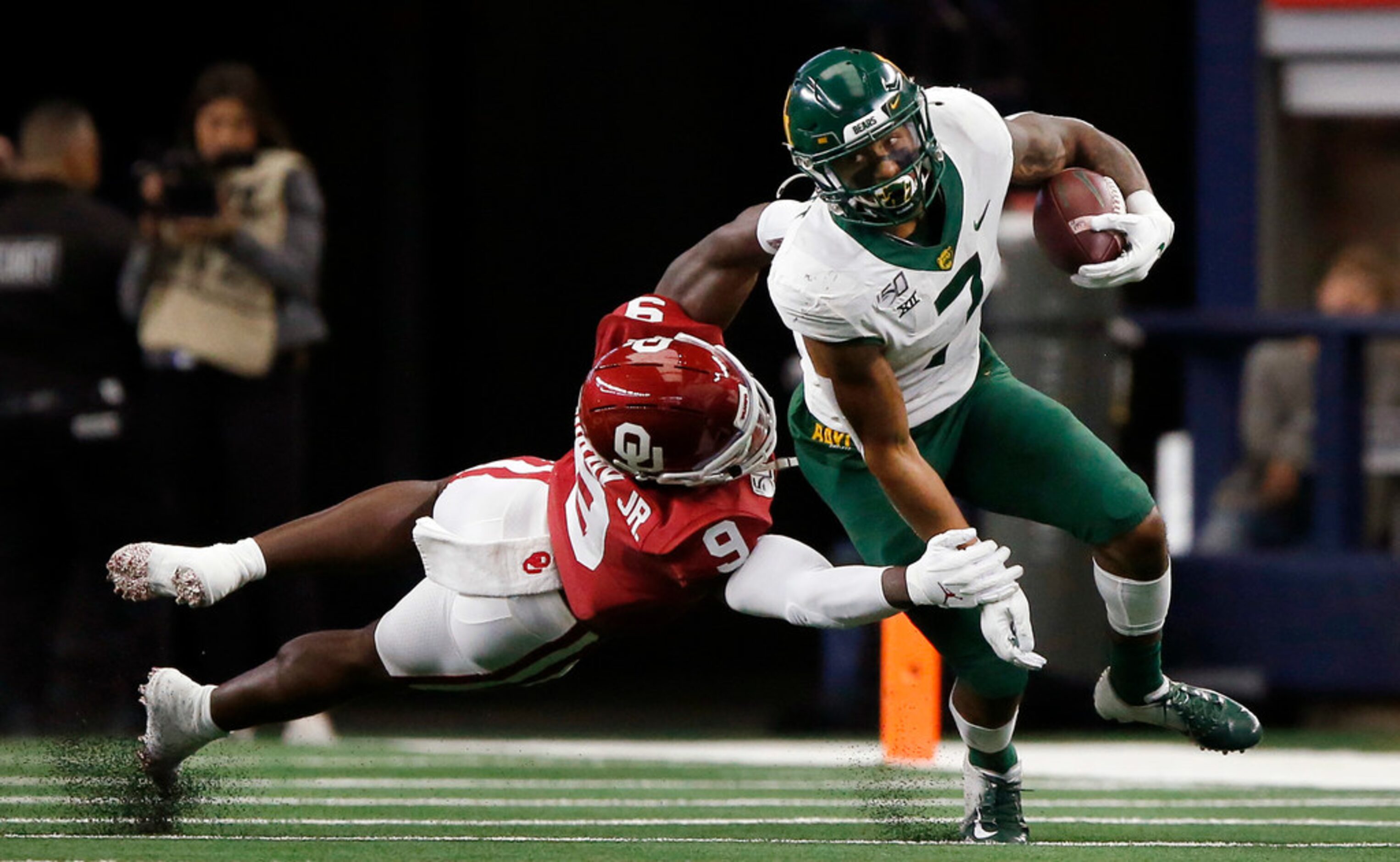 Oklahoma Sooners linebacker Kenneth Murray (9) tackles Baylor Bears running back John Lovett...