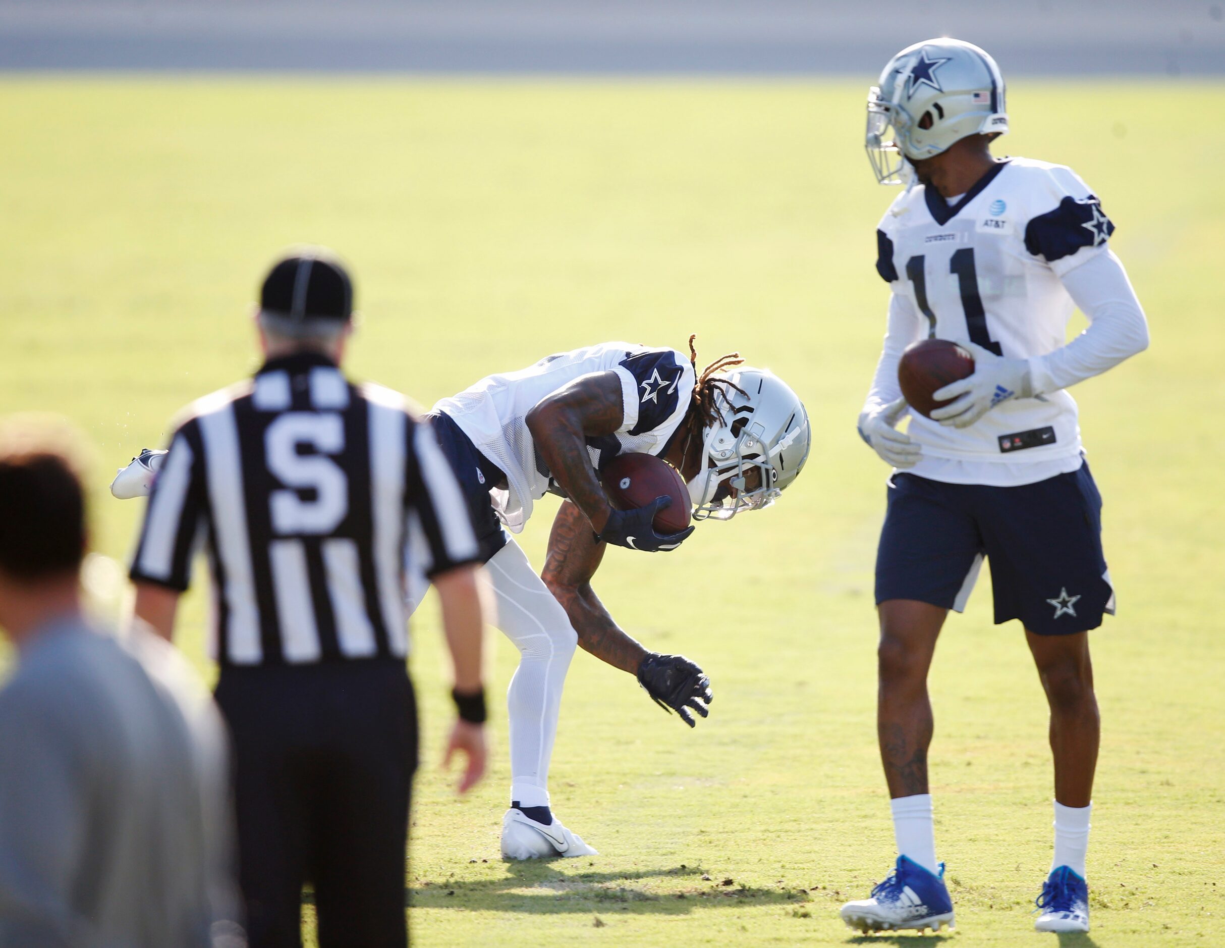 Dallas Cowboys wide receiver CeeDee Lamb (88) makes a one handed catch that he bobbled but...