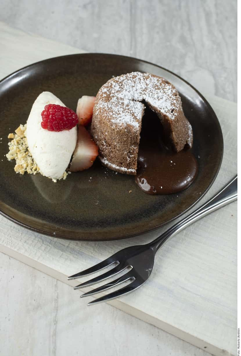 Volcán de chocolate con frutos rojos y helado de crema.