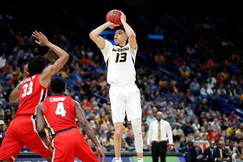 Missouri's Michael Porter Jr. shoots over Georgia's Nicolas Claxton (33) and Tyree Crump (4)...