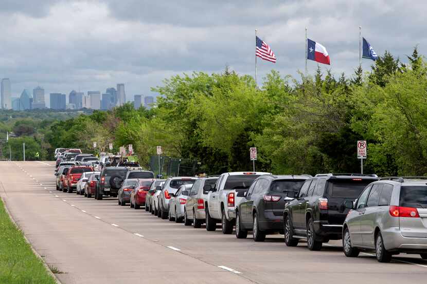 Cientos de autos hicieron fila para recibir alimentos del North Texas Food Bank en UNT...