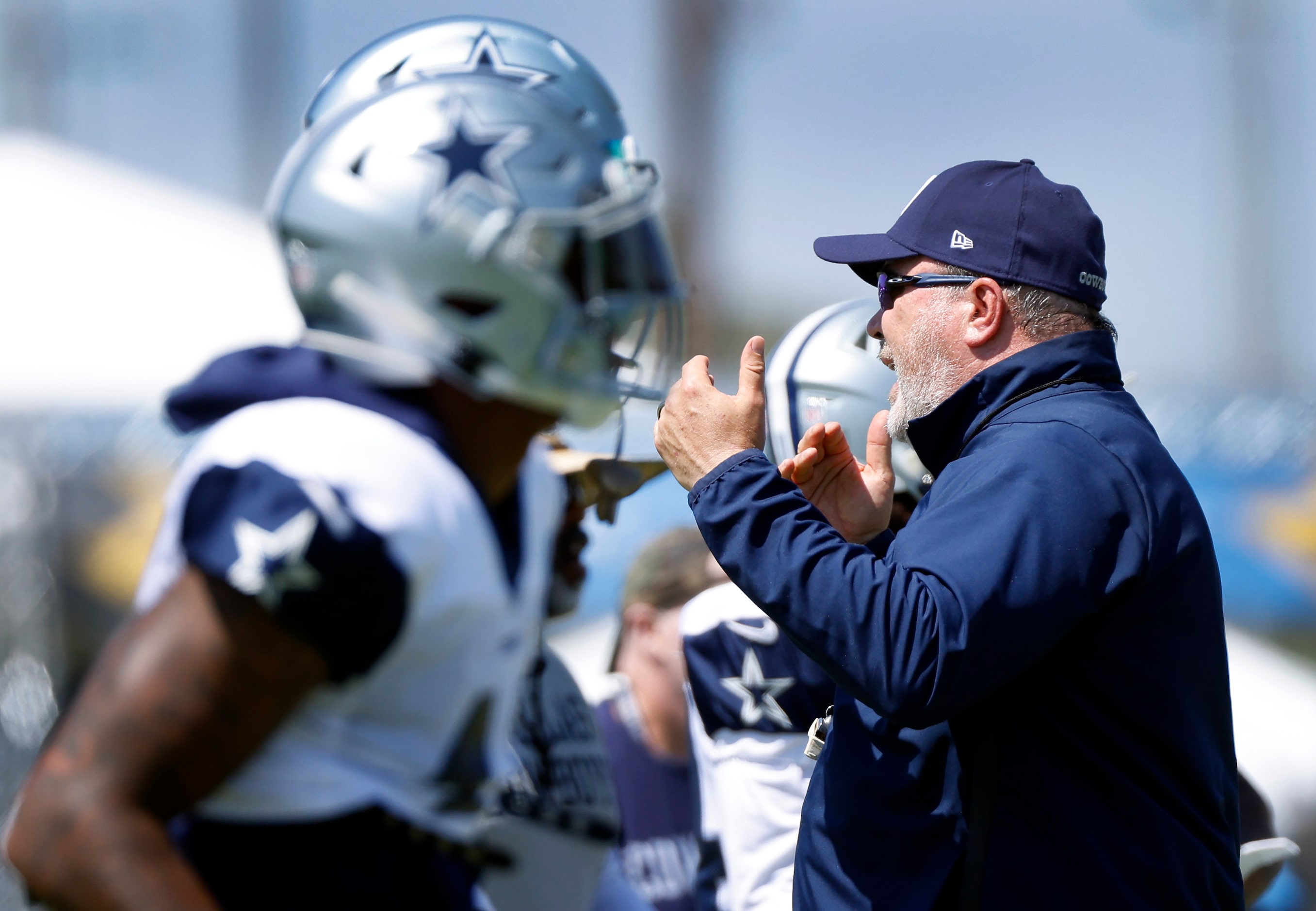 Dallas Cowboys head coach Mike McCarthy gathers up his team for a joint practice against the...