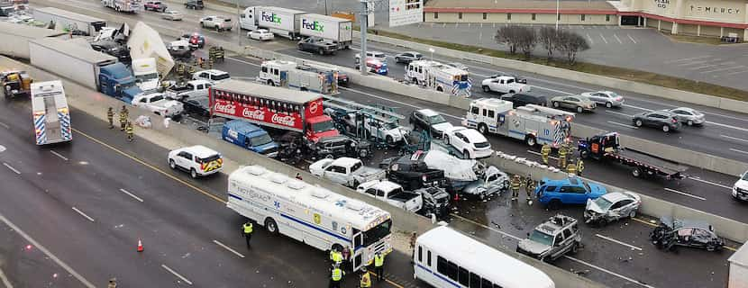 Otro ángulo de la colisión múltiple en la I-35W en la mañana del jueves. Al menos tres...