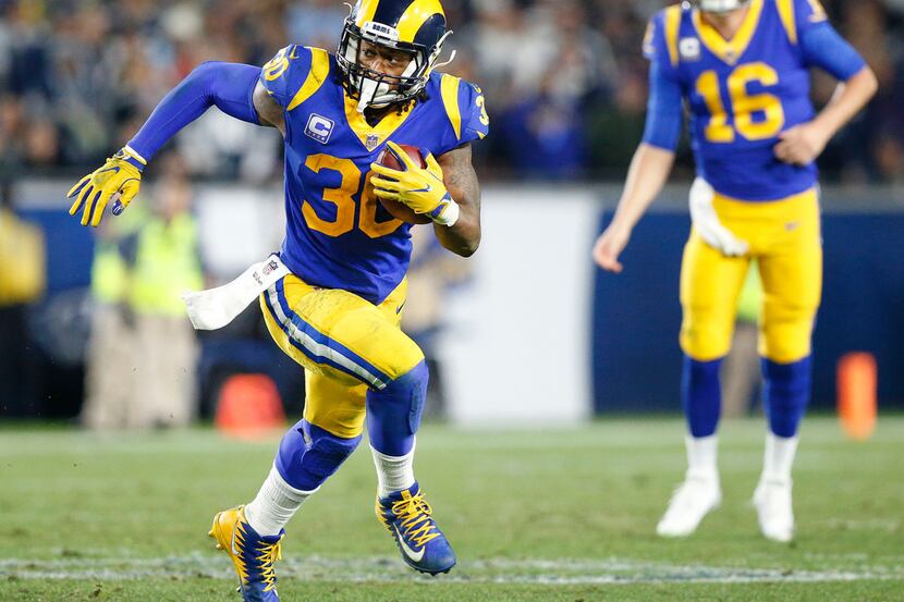 Los Angeles Rams running back Todd Gurley (30) carries the ball after catching a pass from...