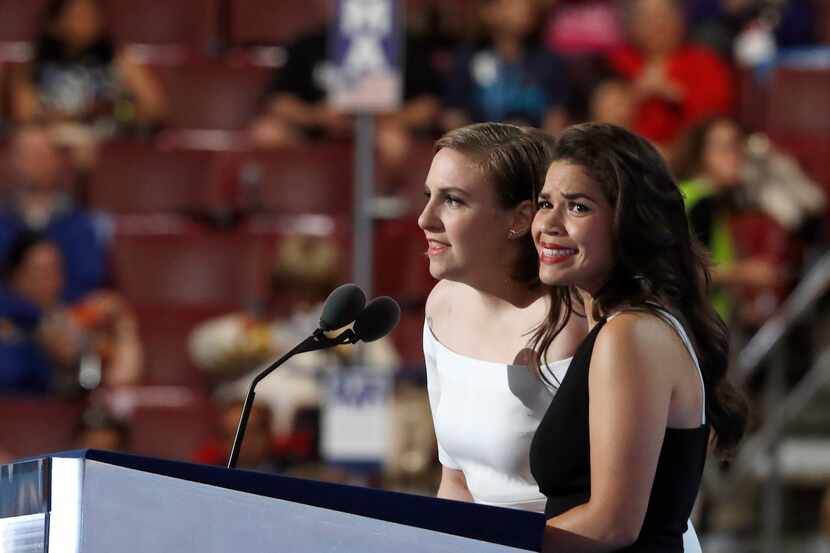 Las actrices América Ferrera, a la derecha, y Lena Dunham hablan en la Convención Demócrata...