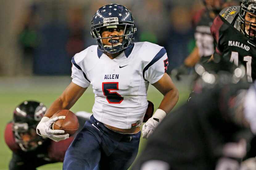 Allen's Chad Adams (5) heads to the end zone for a third-quarter touchdown during the Allen...