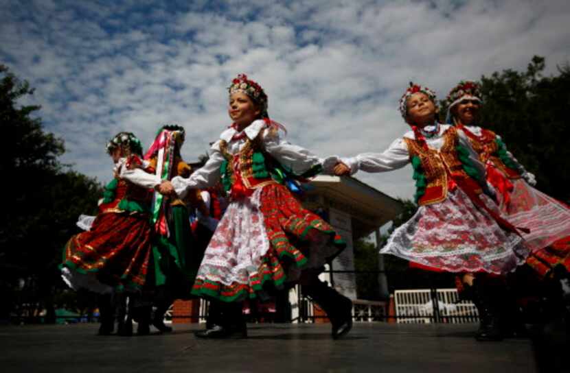 Grupo folklórico de danca polaca en el festival de Plano. Foto DMN