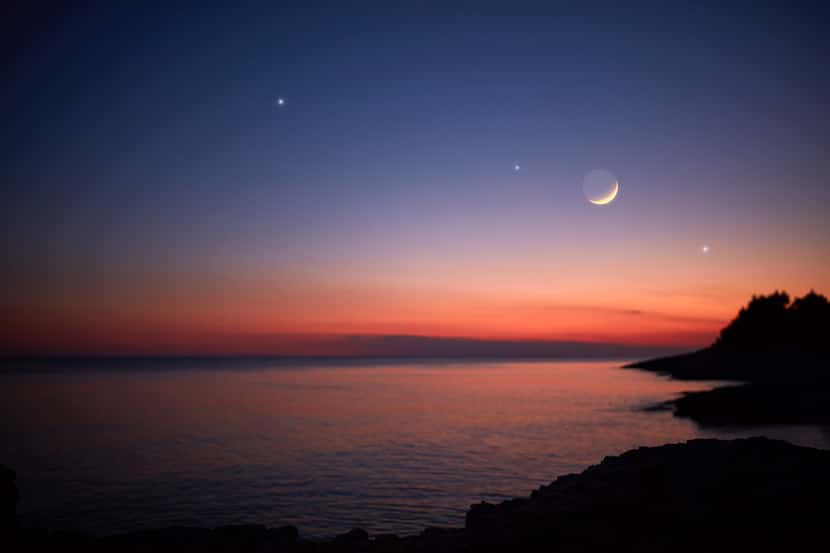 Imágen de archivo de la luna con estrellas y planetas visibles durante una madrugada.
