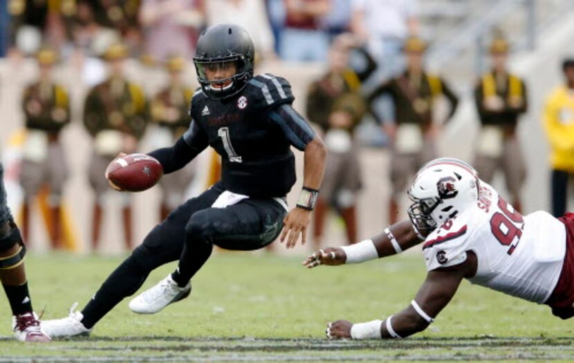 Texas A&M Aggies quarterback Kyler Murray (1) makes South Carolina Gamecocks defensive end...