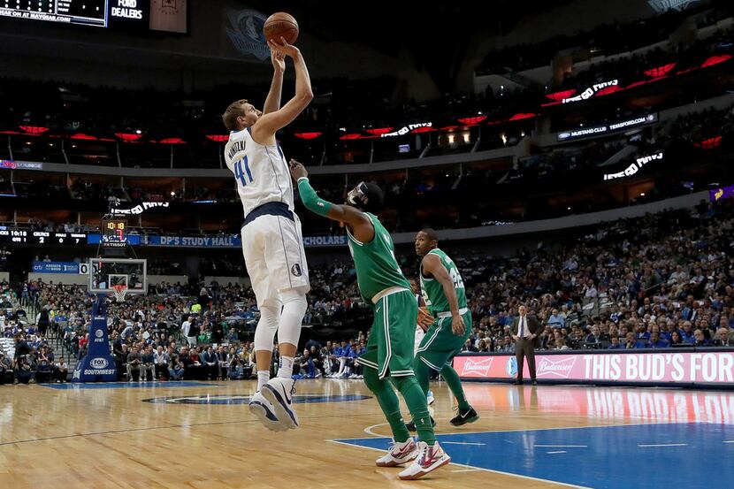 DALLAS, TX - NOVEMBER 20:  Dirk Nowitzki #41 of the Dallas Mavericks shoots the ball against...