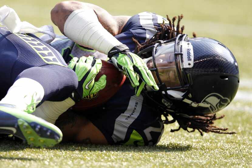 Seattle Seahawks free safety Earl Thomas (29) recovers a fumble from Dallas Cowboys running...