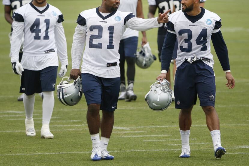 Dallas Cowboys running back Ezekiel Elliott (21) speaks with running back Darius Jackson...