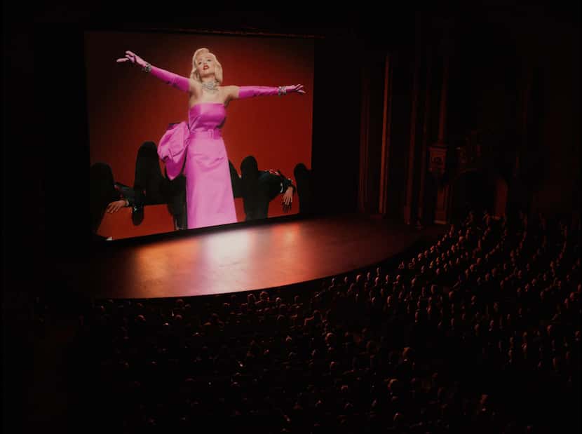 En esta imagen cortesía de Netflix, se ve a Ana de Armas como Marilyn Monroe en una escena...