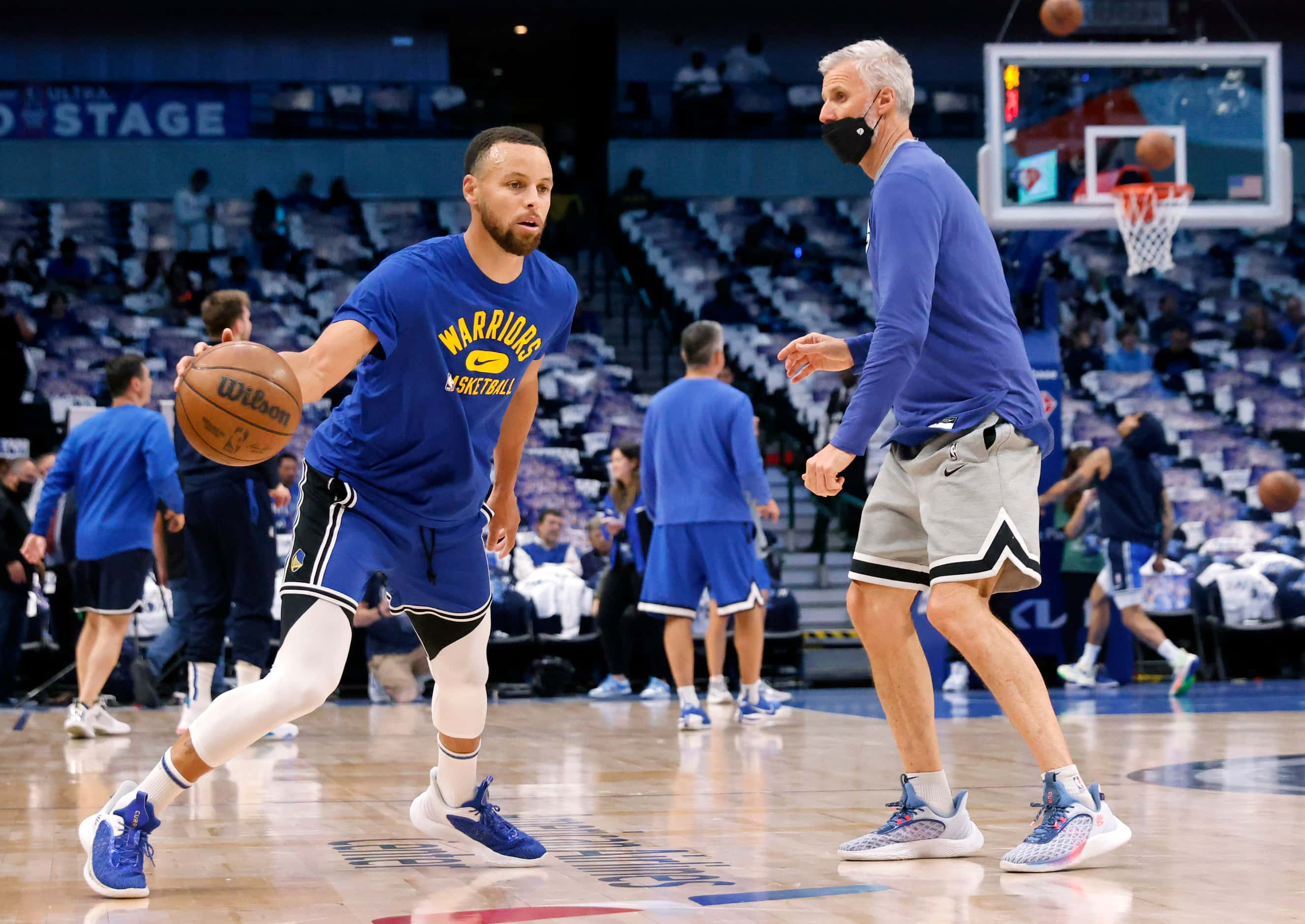 Golden State Warriors guard Stephen Curry (30) warms up before Game 3 of the NBA Western...