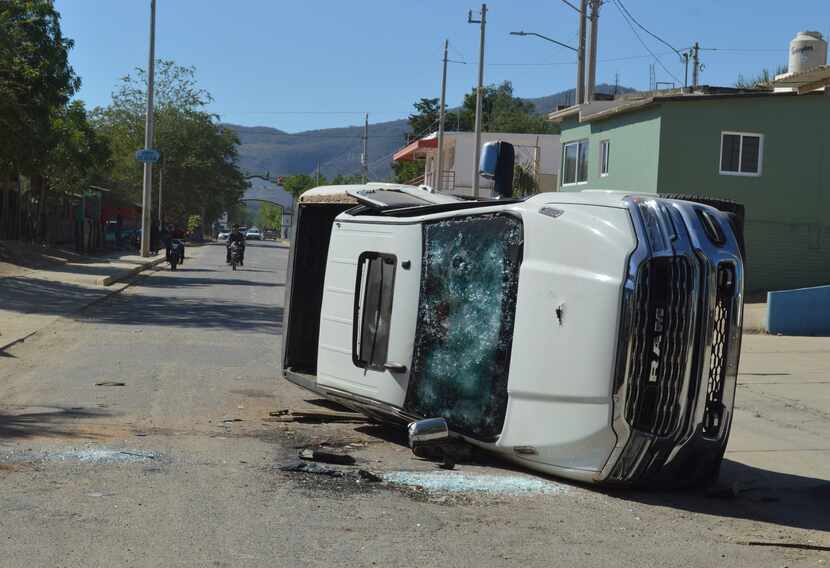 Una camioneta volcada, llena de balazos, yace en una calle de Jesús María, el sábado 7 de...