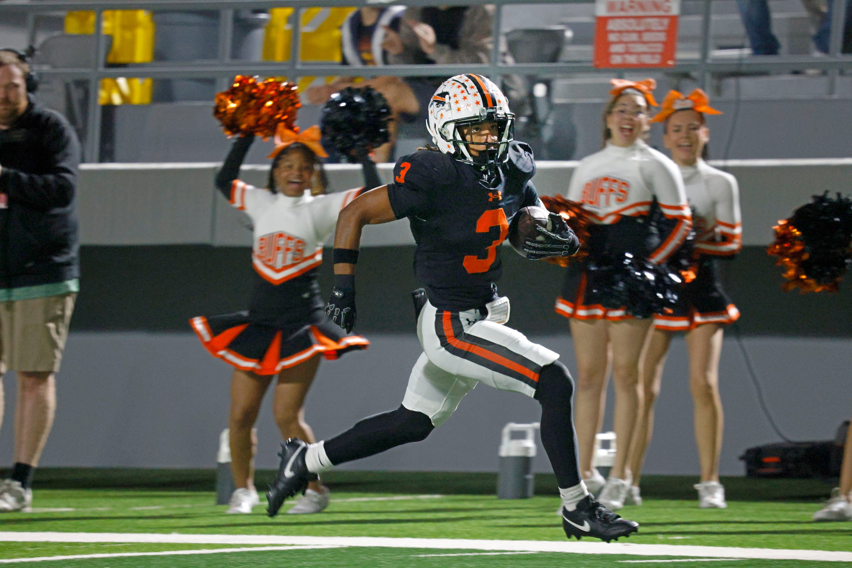 Haltom's Keenan Jackson (3) runs into the end zone for a touchdown in the first half of a...