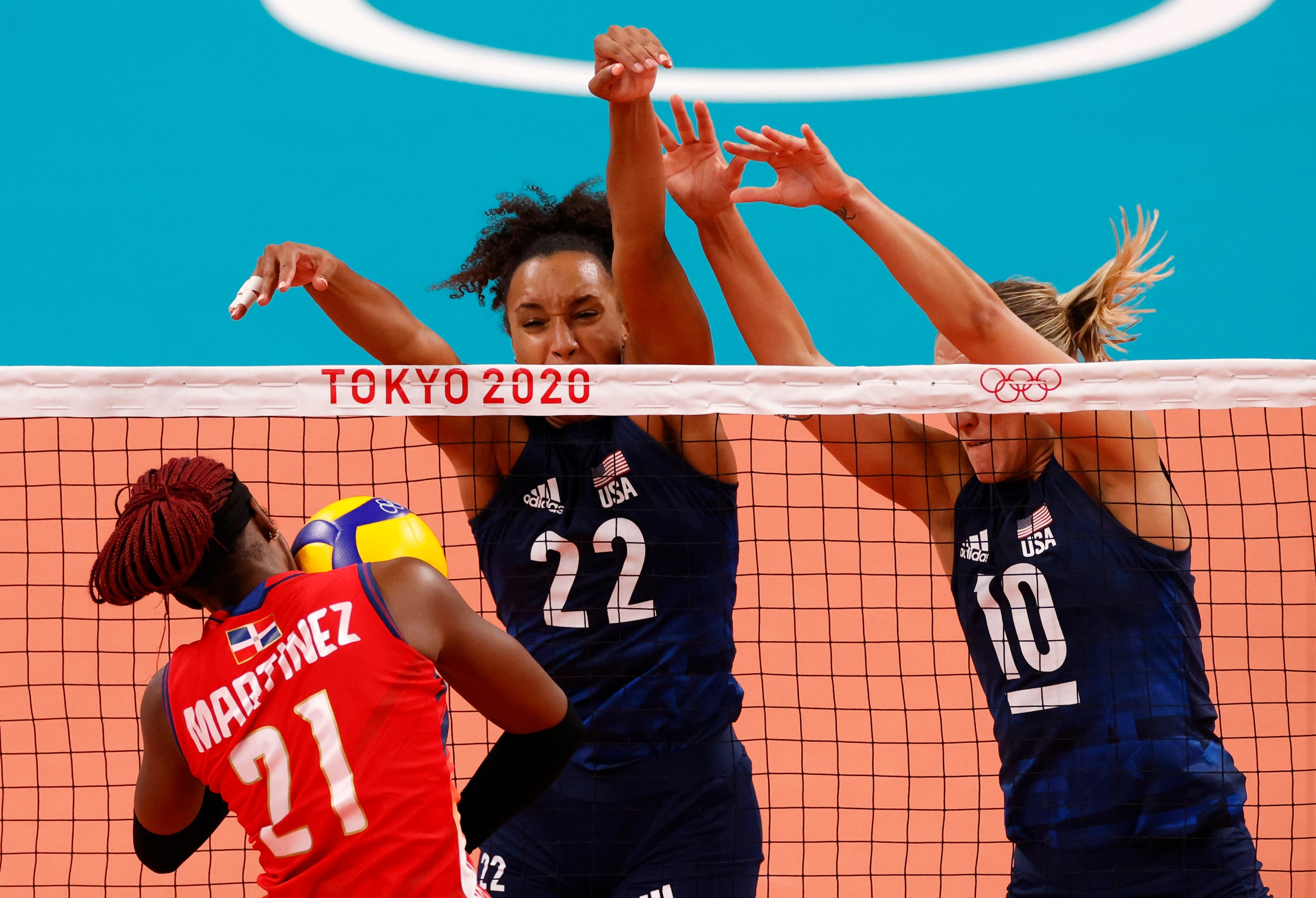 USA’s Haleigh Washington (22) and Jordan Larson (10) block a hit from Dominican Republic’s...