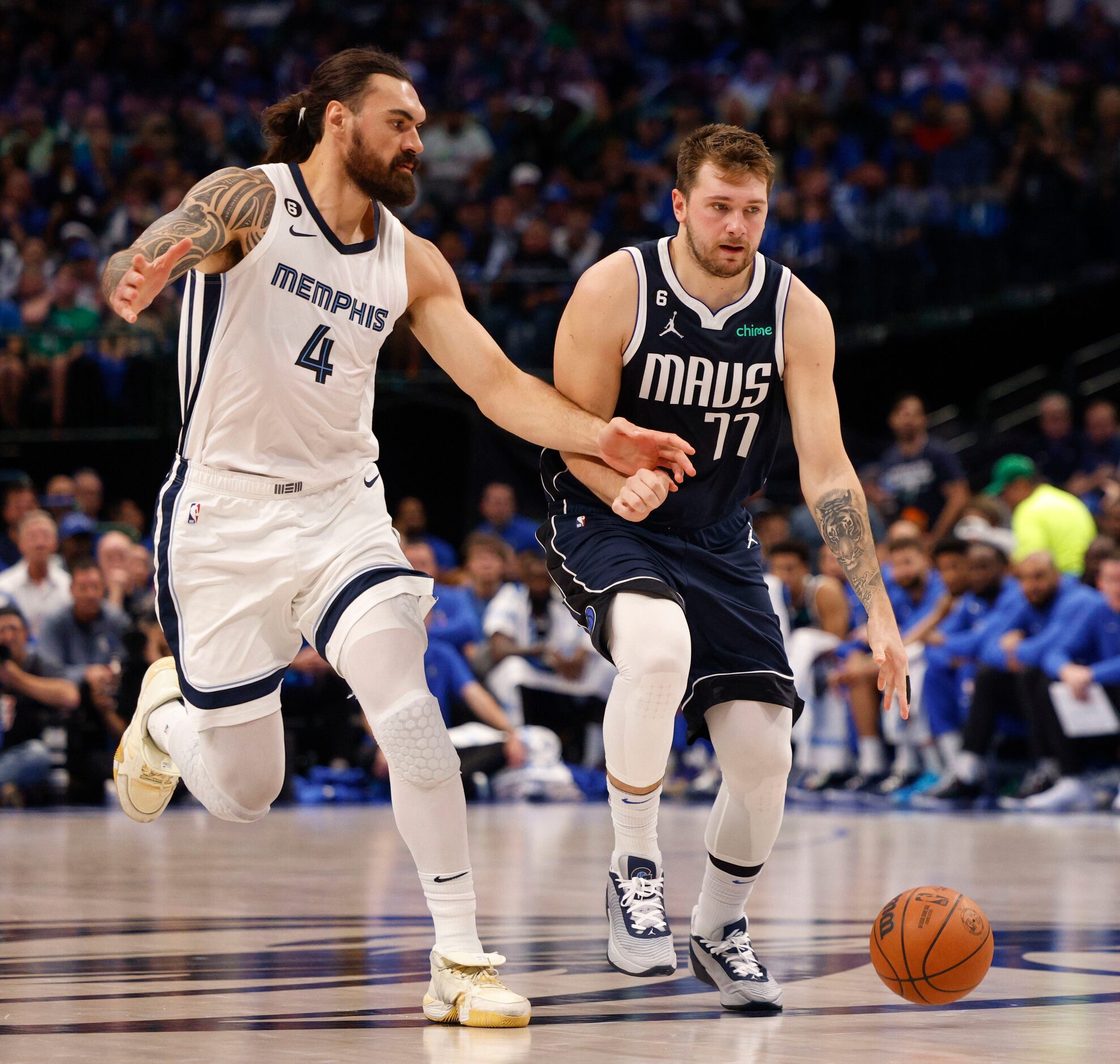 Dallas Mavericks guard Luka Doncic (77) drives past Memphis Grizzlies center Steven Adams...