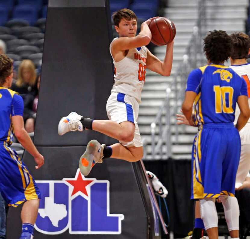 Slidell's Brock Harwell #00 tries to save the ball from going out of bounds. UIL boys...