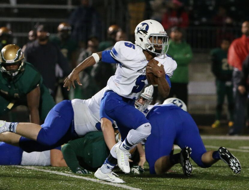 Midlothian running back Marquise Edwards (5) gains a first down on a third down and 17-yards...