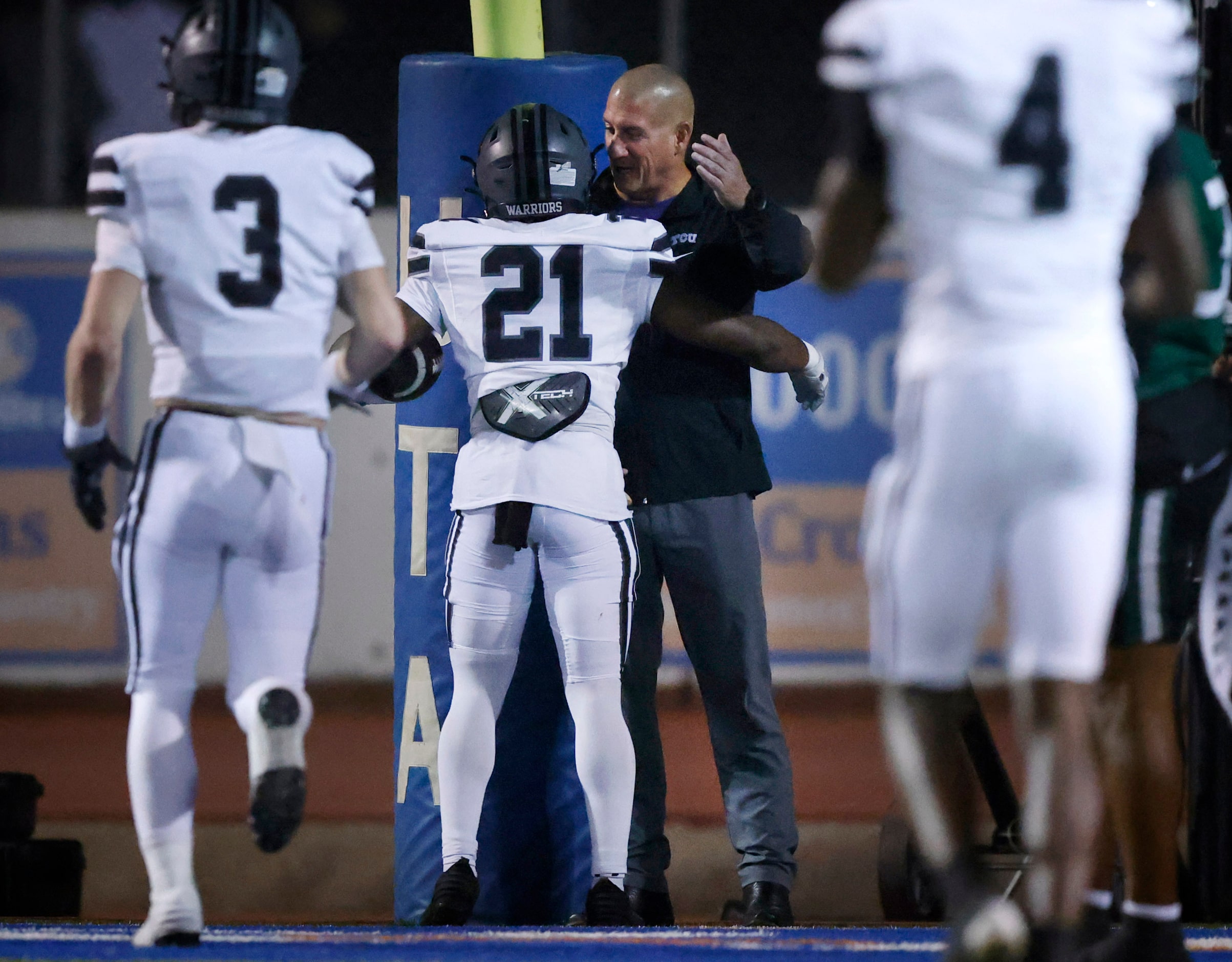 Arlington Martin running back Daylon Cobb (21) gives former Martin head coach Bob Wager a...