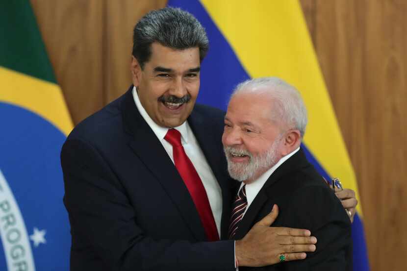 El presidente de Venezuela, Nicolás Maduro, a la izquierda, y el presidente de Brasil, Luiz...