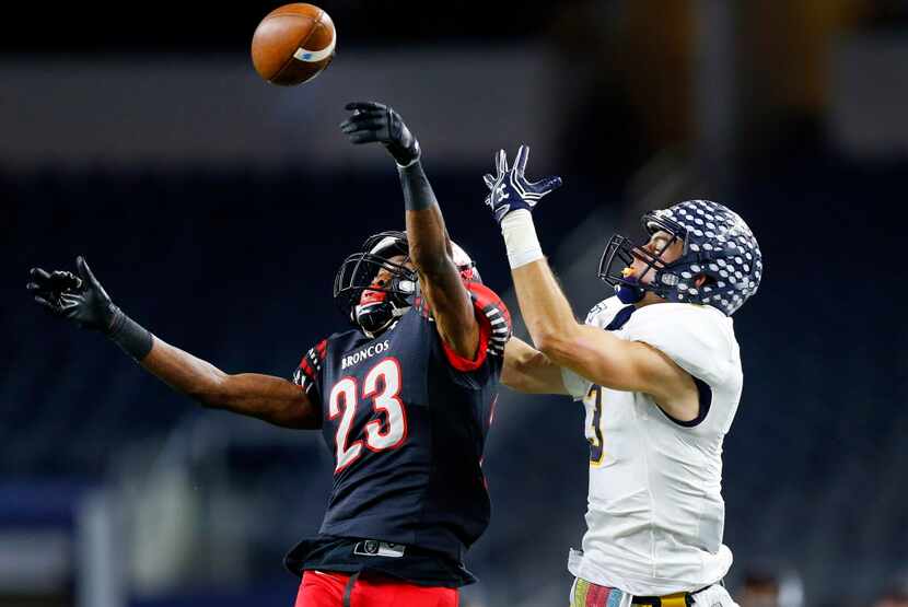 Highland Park wide receiver J.T. Dooley (3) has a pass tipped away from him by Mansfield...