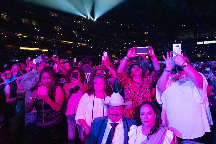 El legendario grupo mexicano Los Bukis se presentó en concierto en el AT&T Stadium de...